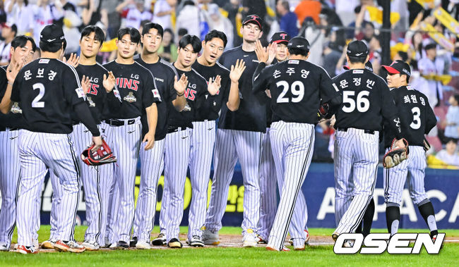 [OSEN=잠실, 박준형 기자]프로야구 LG 트윈스가 두산 베어스를 꺾고 3위를 탈환했다.LG는 1일 서울 잠실구장에서 열린 2026 KBO리그 두산과 경기에서 3-1로 승리했다.경기종료 후 LG 선수들이 승리의 기쁨을 나누고 있다.    2026.09.01 / soul1014@osen.co.kr