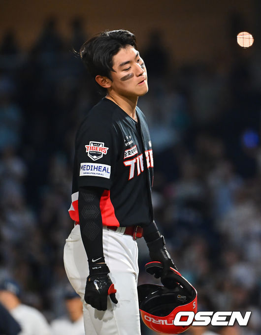 [OSEN=창원, 이석우 기자] 1일 창원NC파크에서 2026 신한 SOL KBO 리그 NC 다이노스와 KIA 타이거즈의 경기가 열렸다. 홈팀 NC는 구창모가, 방문팀 KIA는 네일이 선발 출전했다. KIA 타이거즈 김도영이 NC 다이노스에 2-7로 패한 후 아쉬워하고 있다. 2026.09.01 / foto0307@osen.co.kr