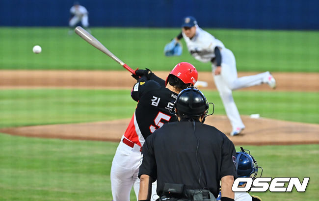 [OSEN=창원, 이석우 기자] 1일 창원NC파크에서 2026 신한 SOL KBO 리그 NC 다이노스와 KIA 타이거즈의 경기가 열렸다. 홈팀 NC는 구창모가, 방문팀 KIA는 네일이 선발 출전했다. KIA 타이거즈 김도영이 1회초 2사 NC 다이노스 선발투수 구창모와의 맞대결에서 좌익수 앞 안타를 치고 있다. 2026.09.01 / foto0307@osen.co.kr