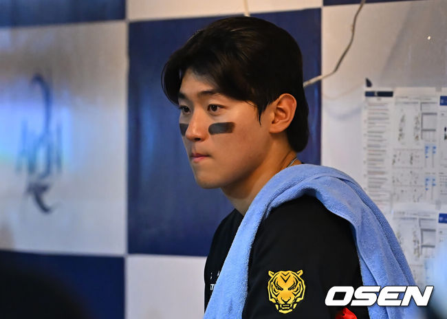 [OSEN=창원, 이석우 기자] 1일 창원NC파크에서 2026 신한 SOL KBO 리그 NC 다이노스와 KIA 타이거즈의 경기가 열렸다. 홈팀 NC는 구창모가, 방문팀 KIA는 네일이 선발 출전했다. KIA 타이거즈 김도영이 생각에 잠겨 있다. 2026.09.01 / foto0307@osen.co.kr