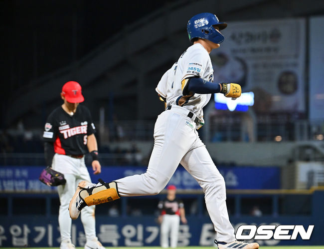 [OSEN=창원, 이석우 기자] 1일 창원NC파크에서 2026 신한 SOL KBO 리그 NC 다이노스와 KIA 타이거즈의 경기가 열렸다. 홈팀 NC는 구창모가, 방문팀 KIA는 네일이 선발 출전했다. NC 다이노스 김주원이 5회말 1사 우월 솔로 홈런을 치고 그라운드를 돌고 있다. 2026.09.01 / foto0307@osen.co.kr