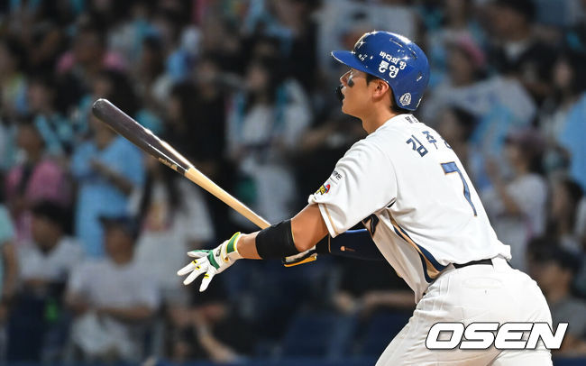 [OSEN=창원, 이석우 기자] 1일 창원NC파크에서 2026 신한 SOL KBO 리그 NC 다이노스와 KIA 타이거즈의 경기가 열렸다. 홈팀 NC는 구창모가, 방문팀 KIA는 네일이 선발 출전했다. NC 다이노스 김주원이 5회말 1사 우월 솔로 홈런을 치고 있다. 2026.09.01 / foto0307@osen.co.kr