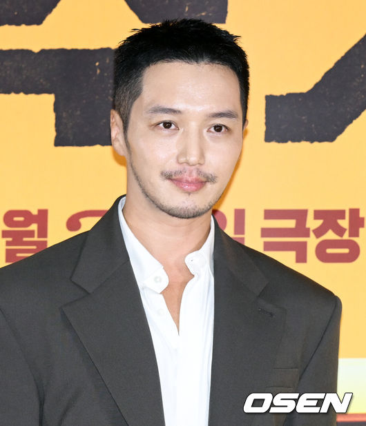 [OSEN=조은정 기자]영화 ‘경주기행(감독 김미조)’ 언론배급시사 및 기자간담회가 13일 서울 송파구 롯데시네마 월드타워에서 열렸다.오는 26일 개봉하는 ‘경주기행’은 수학여행에서 돌아오지 못한 막내딸 경주를 위해 8년의 기다림 끝에 ‘죽이는’ 여행을 떠나는 네 모녀의 가족 복수극이다. 이정은, 공효진, 박소담, 이연이 네 모녀로 출연하며 독립영화 ‘갈매기’로 호평을 받았던 김미조 감독이 연출했다.배우 변요한이 포즈를 취하고 있다. 2026.08.13 /cej@osen.co.kr