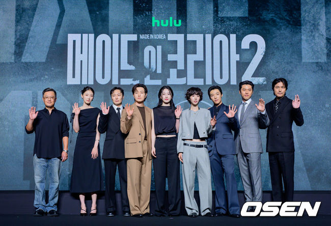 [OSEN=지형준 기자] 디즈니+ 오리지널 시리즈 '메이드 인 코리아 시즌2' 제작발표회가 2일 서울 여의도 콘래드 서울 호텔에서 열렸다.'메이드 인 코리아' 시즌2는 지난해 공개된 시즌1 이후 약 9개월만에 공개되는 신작이다. 9년 뒤, 더 큰 욕망을 향해 폭주하는 ‘백기태’(현빈)의 위태로운 여정을 그린다.우민호 감독, 배우 차희, 노재원, 정성일, 원지안, 서은수, 우도환, 현빈, 정우성이 포토타임을 하고 있다. 2026.09.02 / jpnews@osen.co.kr