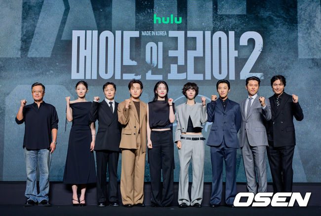 [OSEN=지형준 기자] 디즈니+ 오리지널 시리즈 '메이드 인 코리아 시즌2' 제작발표회가 2일 서울 여의도 콘래드 서울 호텔에서 열렸다.'메이드 인 코리아' 시즌2는 지난해 공개된 시즌1 이후 약 9개월만에 공개되는 신작이다. 9년 뒤, 더 큰 욕망을 향해 폭주하는 ‘백기태’(현빈)의 위태로운 여정을 그린다.우민호 감독, 배우 차희, 노재원, 정성일, 원지안, 서은수, 우도환, 현빈, 정우성이 포토타임을 하고 있다. 2026.09.02 / jpnews@osen.co.kr