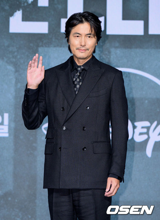 [OSEN=지형준 기자] 디즈니+ 오리지널 시리즈 '메이드 인 코리아 시즌2' 제작발표회가 2일 서울 여의도 콘래드 서울 호텔에서 열렸다.'메이드 인 코리아' 시즌2는 지난해 공개된 시즌1 이후 약 9개월만에 공개되는 신작이다. 9년 뒤, 더 큰 욕망을 향해 폭주하는 ‘백기태’(현빈)의 위태로운 여정을 그린다.배우 정우성이 포토타임을 하고 있다. 2026.09.02 / jpnews@osen.co.kr