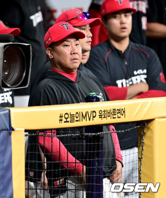 [OSEN=고척, 최규한 기자] 프로야구 키움 히어로즈가 KIA 타이거즈의 7연승 도전을 저지했다.키움은 22일 서울 고척스카이돔에서 열린 ‘2026 신한은행 SOL Bank KBO리그’ KIA와의 경기에서 3-1로 승리했다. 이날 승리로 키움은 5연패에서 탈출했다. 부상에서 복귀한 키움 선발투수 안우진은 7이닝 1피안타 1사구 6탈삼진 무실점 호투로 시즌 3승을 수확했다. 9회초 공격 때 KIA 이범호 감독이 그라운드를 주시하고 있다. 2026.08.22 / dreamer@osen.co.kr