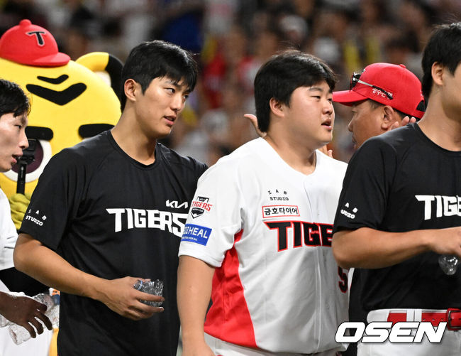 [OSEN=광주, 이대선 기자] KIA 타이거즈가 또 극적인 역전승을 따냈다.KIA는 29일 광주-기아 챔피언스필드에서 열린 2026 신한은행 SOL KBO리그 SSG 랜더스와의 팀간 13차전을 2-1로 승리했다. 7회까지 상대 선발 페드로 아빌라에 무득점으로 끌려갔지만 8회 박재현의 동점 2루타가 터졌다. 이어 연장 10회말 박정우의 끝내기타를 앞세워 3연승을 달렸다. 경기 종료 후 KIA 이의리가 이범호 감독과 승리의 기쁨을 나누고 있다. 2026.08.29 /sunday@osen.co.kr