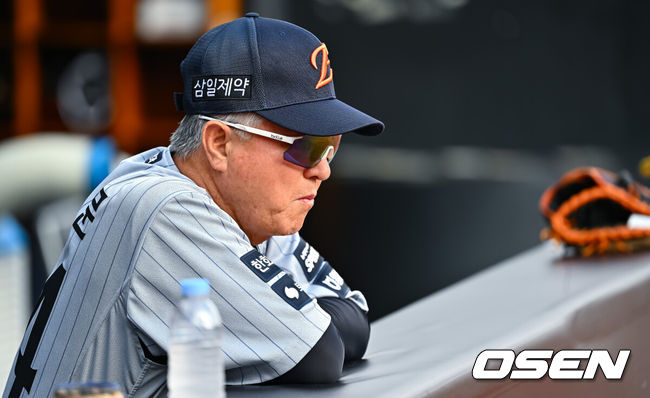 [OSEN=수원, 박준형 기자] 2일 오후 수원KT위즈 파크에서 2026 신한 SOL KBO리그 KT 위즈와 한화 이글스의 경기가 진행됐다.이날 KT는 소형준을, 한화는 류현진을 선발투수로 내세웠다.경기 앞서 한화 김경문 감독이 선수들의 훈련을 지켜보고 있다.    2026.09.02 / soul1014@osen.co.kr