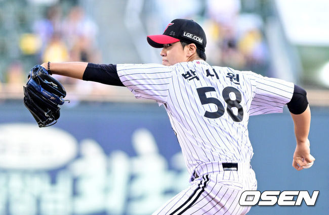 [OSEN=잠실, 최규한 기자] 27일 서울 잠실야구장에서 ‘2026 신한 SOL Bank KBO리그’ LG 트윈스와 NC 다이노스의 경기가 열렸다.홈팀 LG는 박시원, 방문팀 NC는 토다 나츠키를 선발로 내세웠다.1회초 LG 선발 박시원이 힘차게 공을 뿌리고 있다. 2026.08.27 / dreamer@osen.co.kr
