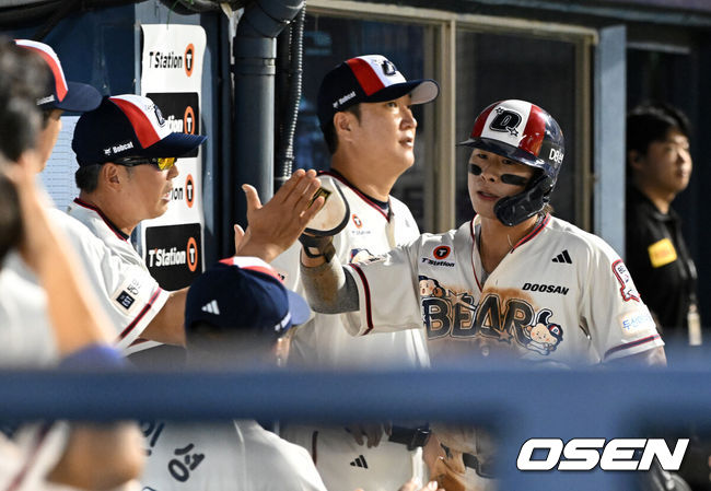 [OSEN=잠실, 이대선 기자] 2일 서울 잠실야구장에서 KBO리그 두산 베어스와 LG 트윈스의 경기가 열렸다.두산은 최승용, LG는 김윤식을 선발로 내세웠다.3회말 1사 3루에서 두산 박준순의 우전 적시타 �� 홈을 밟은 3루주자 박찬호가 김원형 감독과 하이파이브를 하고 있다. 2026.09.02 /sunday@osen.co.kr
