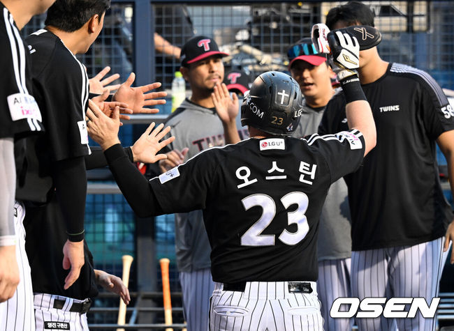 [OSEN=잠실, 이대선 기자] 2일 서울 잠실야구장에서 KBO리그 두산 베어스와 LG 트윈스의 경기가 열렸다.두산은 최승용, LG는 김윤식을 선발로 내세웠다.1회초 2사 2,3루에서 LG 문보경이 우중간 2타점 적시타때 홈을 밟은 박해민, 오스틴이 더그아웃에서 환호하고 있다. 2026.09.02 /sunday@osen.co.kr