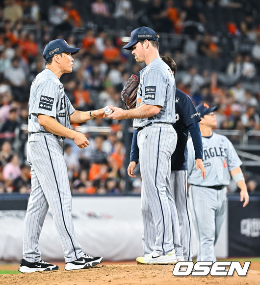 [OSEN=수원, 박준형 기자] 2일 오후 수원KT위즈 파크에서 2026 신한 SOL KBO리그 KT 위즈와 한화 이글스의 경기가 진행됐다.이날 KT는 소형준을, 한화는 류현진을 선발투수로 내세웠다.7회말 역전 허용한 한화 짐머맨이 강판되고 있다.    2026.09.02 / soul1014@osen.co.kr