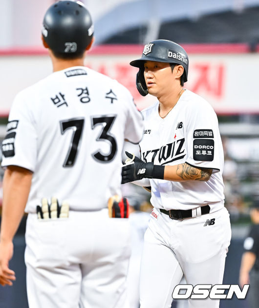 [OSEN=수원, 박준형 기자] 2일 오후 수원KT위즈 파크에서 2026 신한 SOL KBO리그 KT 위즈와 한화 이글스의 경기가 진행됐다.이날 KT는 소형준을, 한화는 류현진을 선발투수로 내세웠다.1회말 2사 1,3루 KT 김민혁이 선취 1타점 적시타를 날리고 박경수 코치와 하이파이브를 하고 있다.   2026.09.02 / soul1014@osen.co.kr