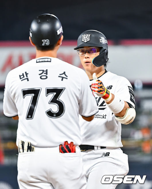 [OSEN=수원, 박준형 기자] 2일 오후 수원KT위즈 파크에서 2026 신한 SOL KBO리그 KT 위즈와 한화 이글스의 경기가 진행됐다.이날 KT는 소형준을, 한화는 류현진을 선발투수로 내세웠다.7회말 1사 1,3루 KT 허경민이 1타점 적시타를 날리고 세리머니를 하고 있다.     2026.09.02 / soul1014@osen.co.kr