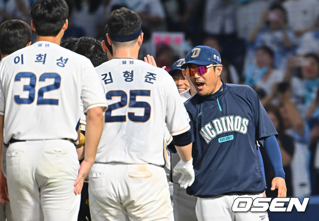 [OSEN=창원, 이석우 기자] 2일 창원NC파크에서 2026 신한 SOL KBO 리그 NC 다이노스와 KIA 타이거즈의 경기가 열렸다. 홈팀 NC는 토다가, 방문팀 KIA는 시라카와가 선발 출전했다. NC 다이노스 이호준 감독이 9회말 2사 만루 끝내기 밀어내기 볼넷을 얻어낸 김형준과 기쁨을 나누고 있다. 2026.09.02 / foto0307@osen.co.kr