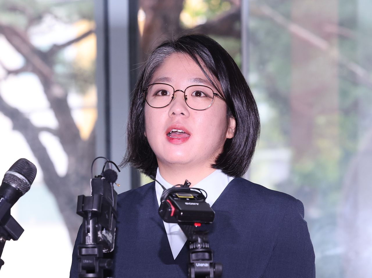 용혜인 성평등가족부 장관 후보자가 2일 오전 서울 서대문구 한국청소년활동진흥원에 마련된 인사청문회 준비사무실로 첫 출근하며 취재진의 질문에 답하고 있다. 뉴스1