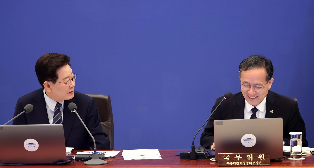 이재명 대통령은 1일 청와대 국무회의에서 이형일 부총리 겸 재정경제부 장관 후보자에게 물가 관리에 만전을 기해 달라고 당부했다. [청와대사진기자단]