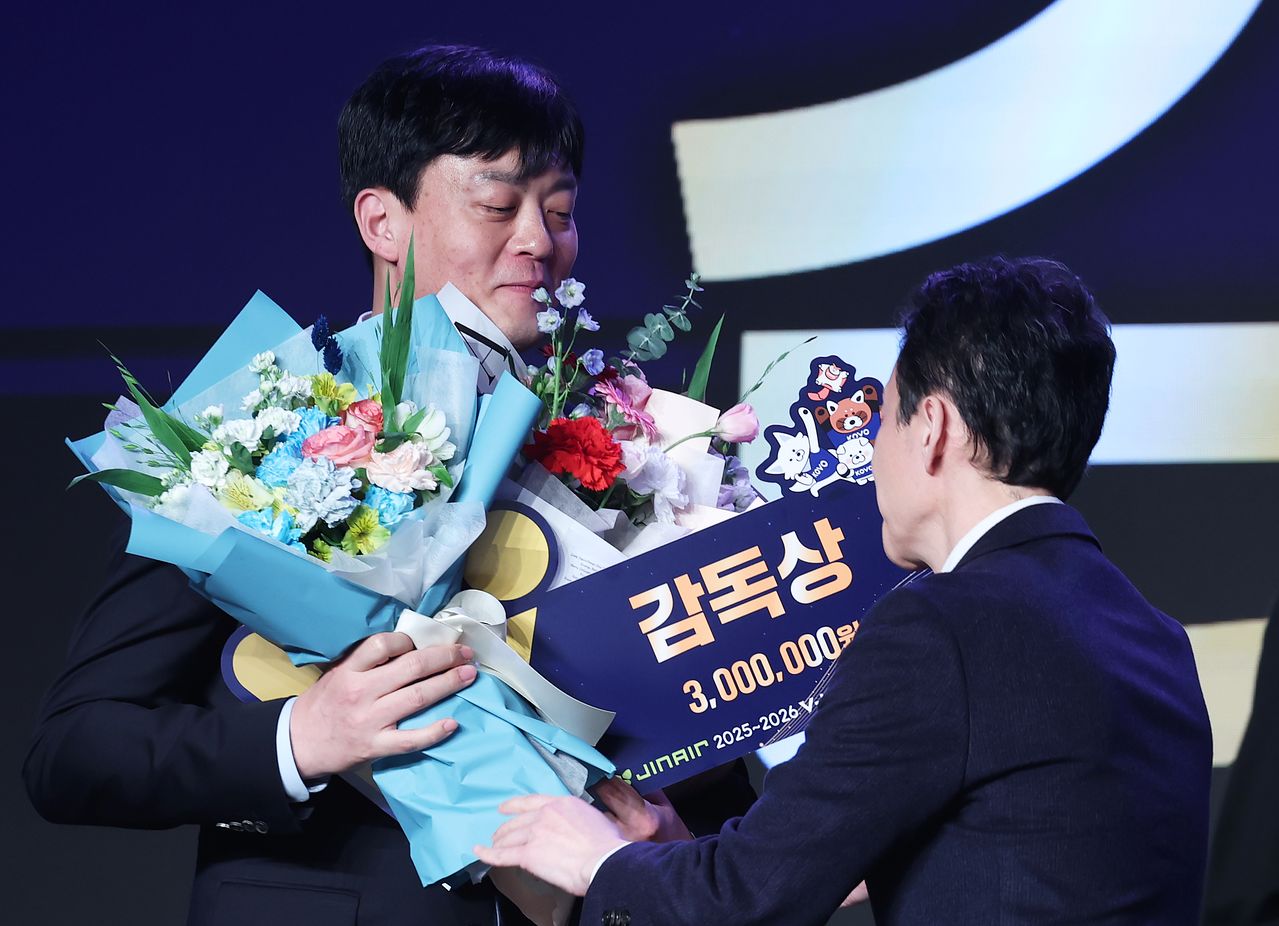 (서울=뉴스1) 오대일 기자 = 13일 오후 서울 광진구 그랜드 워커힐 호텔에서 열린 프로배구 진에어 2025-2026 V리그 시상식에서 여자부 감독상을 수상한 GS칼텍스 이영택 감독이 축하 꽃다발을 받고 있다. 2026.4.13/뉴스1