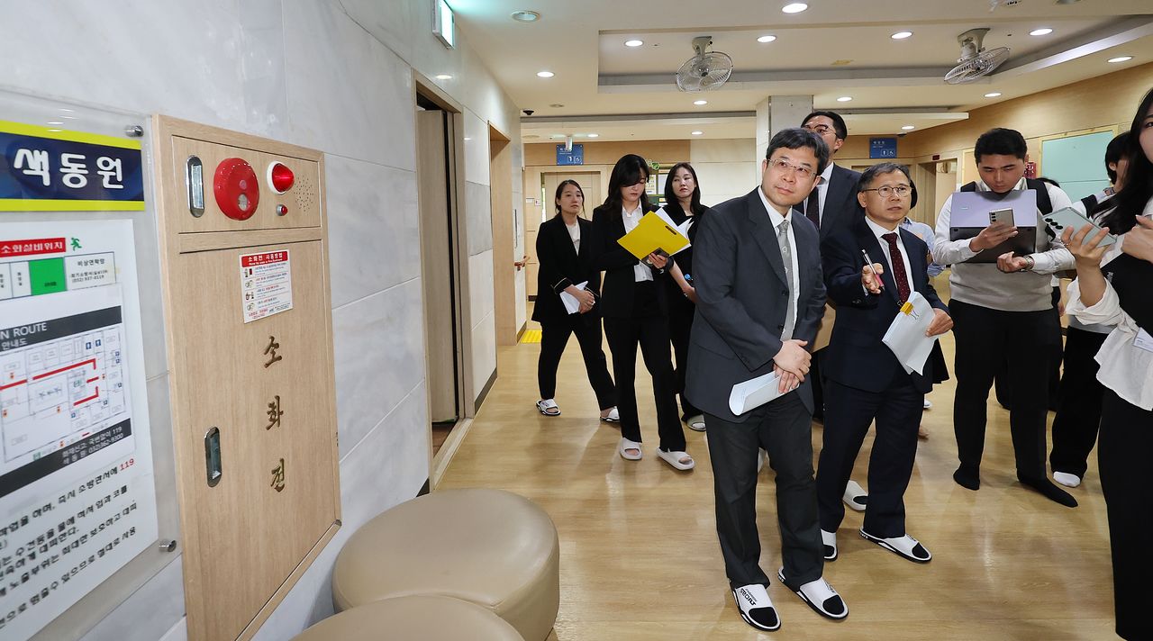 인천 중증발달장애인 거주시설 색동원 시설장 김모씨의 성폭력처벌법 위반 등 혐의 사건을 심리 중인 서울중앙지법 형사합의29부(엄기표 부장판사)가 지난 5월 15일 인천 강화군 색동원에서 현장검증을 진행하고 있다. 연합뉴스 