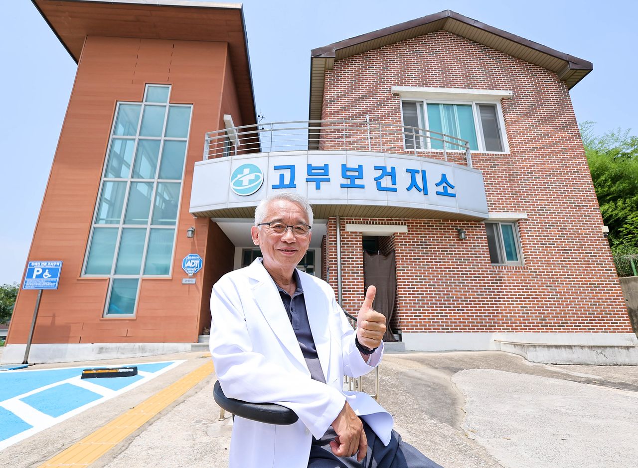 임경수는 전북 정읍에 위치한 고부보건지소 소장으로 일하고 있다. 서울아산병원 응급의학과 교수 출신인 그는 2년 전 정읍아산병원장을 끝으로 정년퇴임 후 곧장 보건지소장으로 부임했다. 장정필 기자