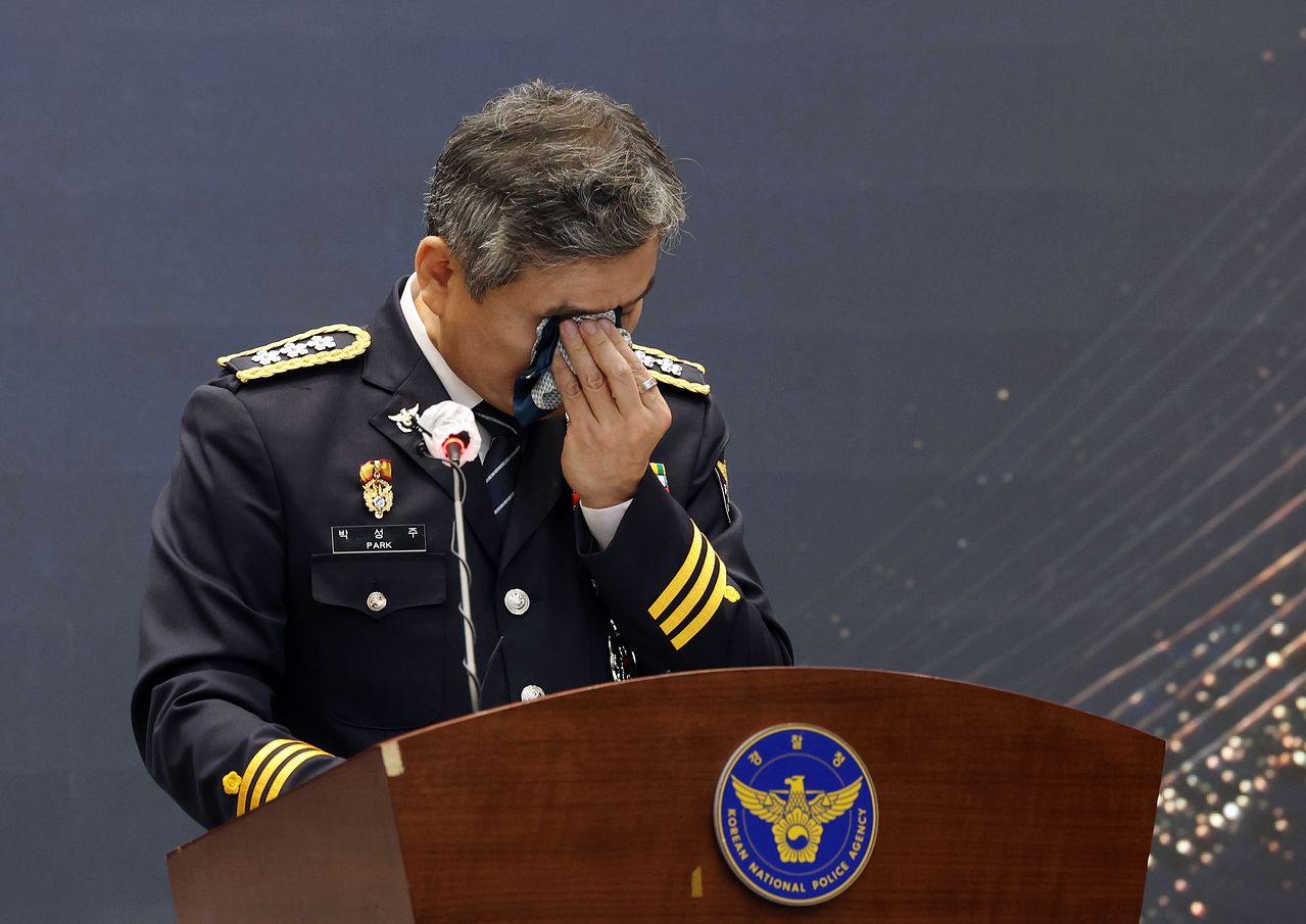 박성주 전 국가수사본부장이 지난 6월 30일 서울 서대문구 경찰청에서 열린 퇴임식에서 퇴임사를 하던 중 눈물을 닦고 있다. 연합뉴스