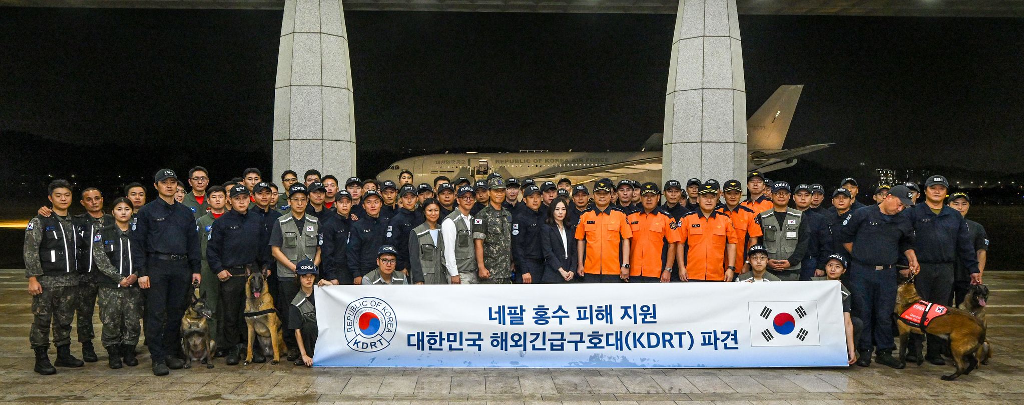 네팔 출국에 앞서 기념촬영하고 있는 구호대. 사진 국방부