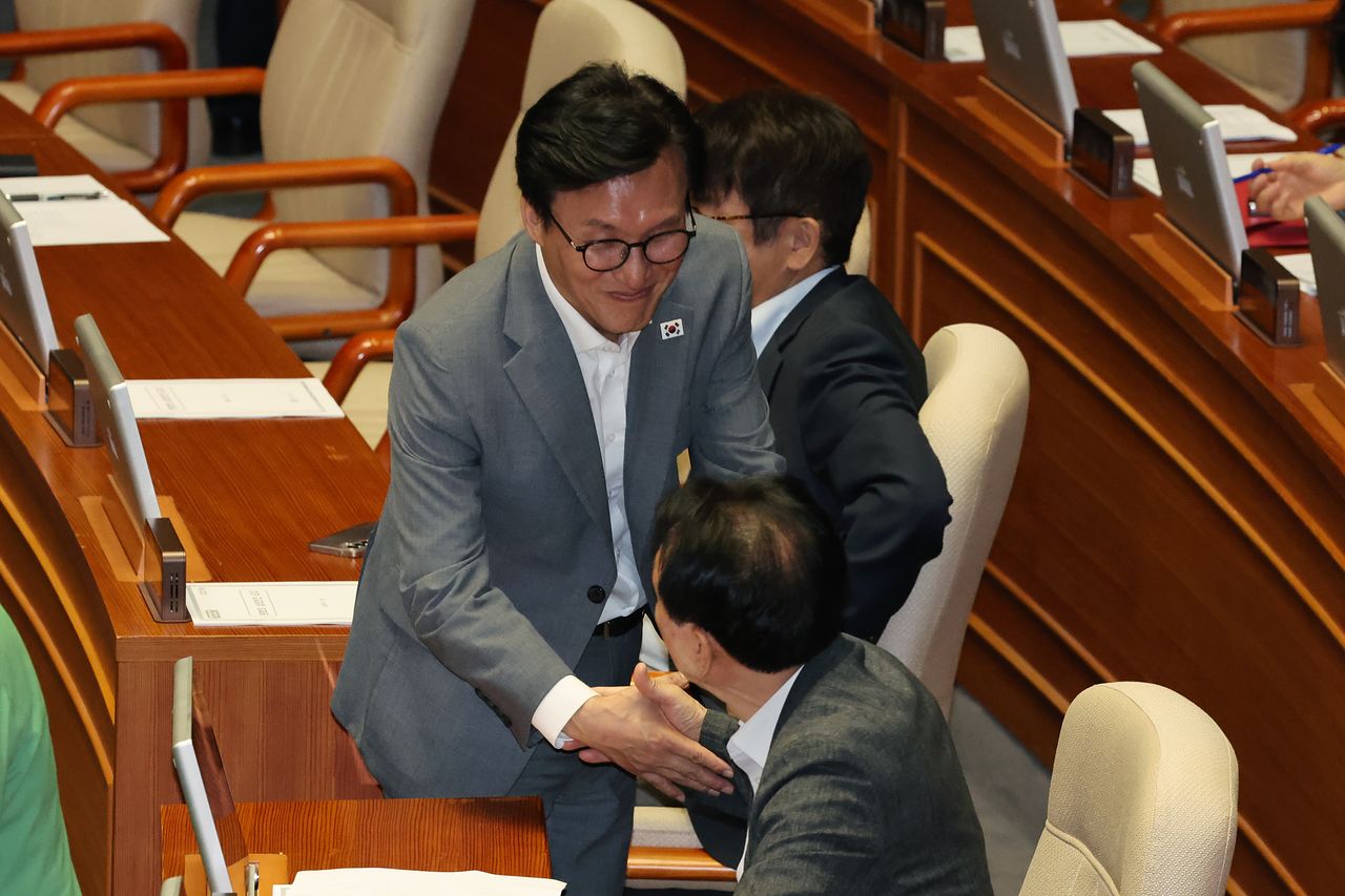 김민석 더불어민주당 대표가 20일 오후 서울 여의도 국회에서 열린 제438회 국회(임시회) 제1차 본회의에서 국민의힘 의원들과 인사를 나누고 있다. 뉴스1