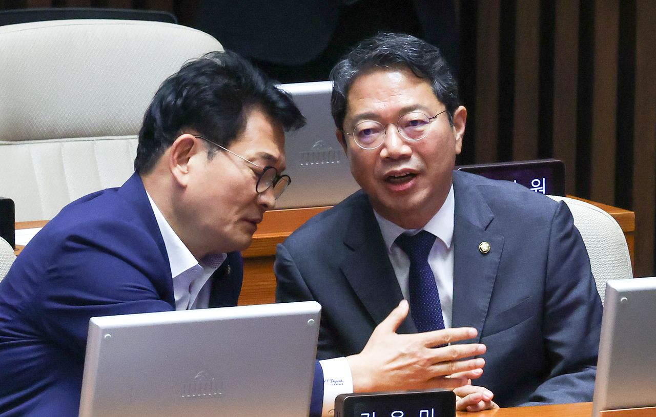 김승원 신임 법무부장관 후보자(오른쪽)와 송영길 더불어민주당 의원이 지난 1일 국회에서 열린 제439회 정기국회 개회식에서 대화하고 있다. 임현동 기자
