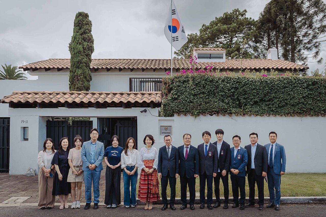 대구한의대학교와 유관기관 관계자들이 주과테말라 대한민국대사관에서 기념사진을 찍고 있다.