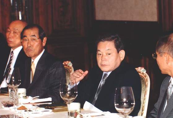 이건희 삼성전자 회장(오른쪽 둘째)이 사장단회의를 주재하는 모습. 가장 왼쪽에 손욱 당시 삼성종합기술원 원장이 배석했다. 중앙포토