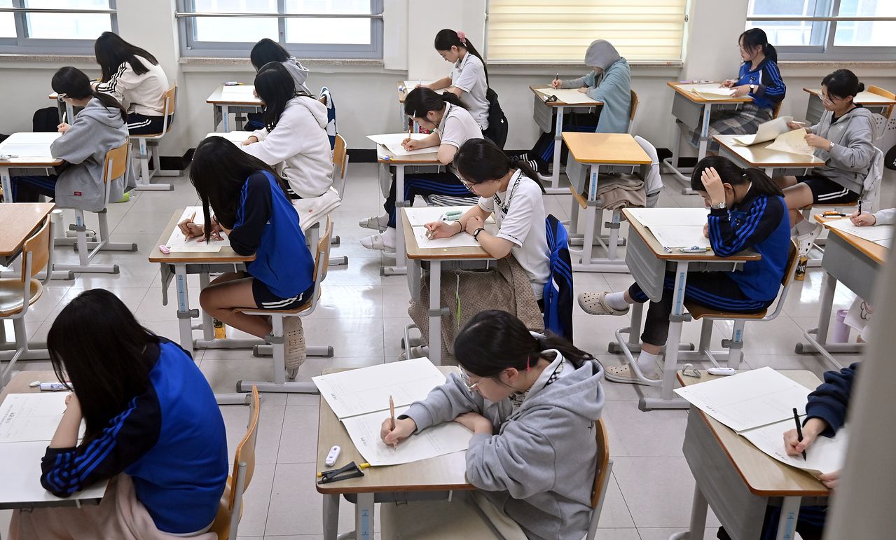 2027학년도 대학수학능력시험 전 마지막 전국학력연합평가가 치러진 2일 대전 유성구 중일고등학교에서 3학년 수험생들이 2교시 수학영역 문제를 신중히 풀고 있다. 김성태 객원기자 