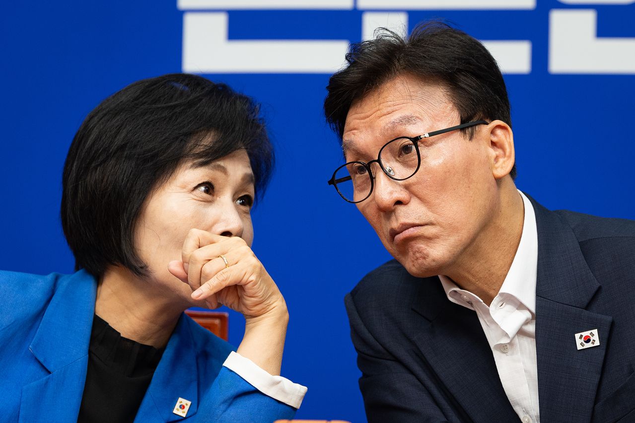 김민석 더불어민주당 대표와 최민희 최고위원이 지난달 31일 서울 여의도 국회에서 열린 최고위원회의에서 대화하고 있다. 뉴스1