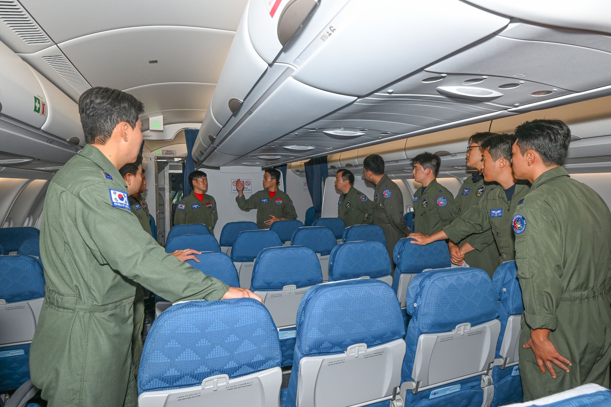해외 긴급구호대가 공군 다목적 공중급유기 '시그너스'(KC-330)에서 최종 브리핑을 하고 있다. 사진 국방부