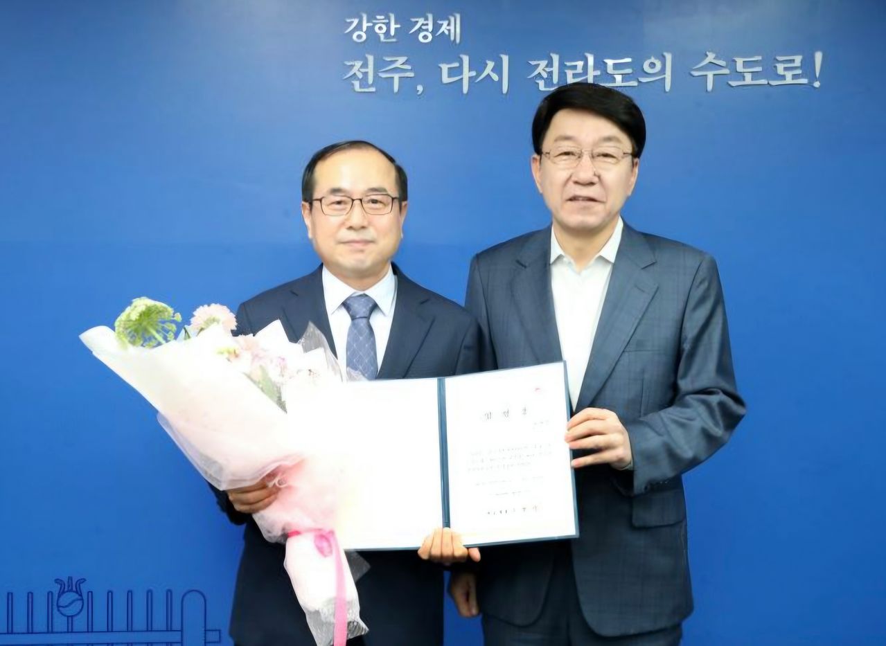 이연상(왼쪽) 전주시시설관리공단 이사장이 2024년 10월 7일 전주시청에서 당시 우범기 전주시장에게 임명장을 받은 뒤 기념사진을 찍고 있다. 사진 전주시