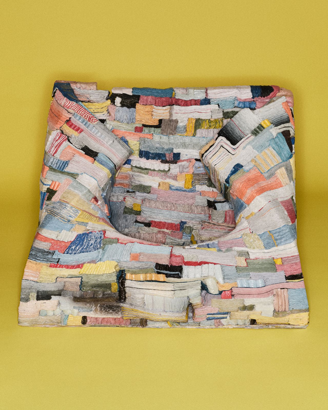  박종진, 스트라타 오브 일루전, 도자기·종이·스테인·유약, 750x450x560mm, 2025년. 사진 로에베