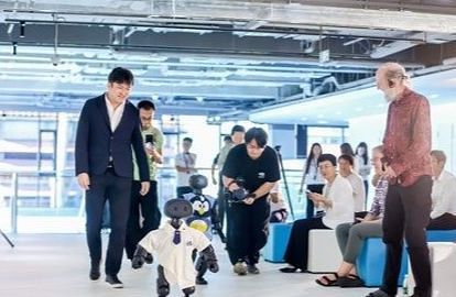 로봇 유치원'에서 신입 로봇과 수업하는 리처드 서튼 박사(오른쪽) . 중국 로봇 온라인플랫폼 '로봇 대강당' 캡처