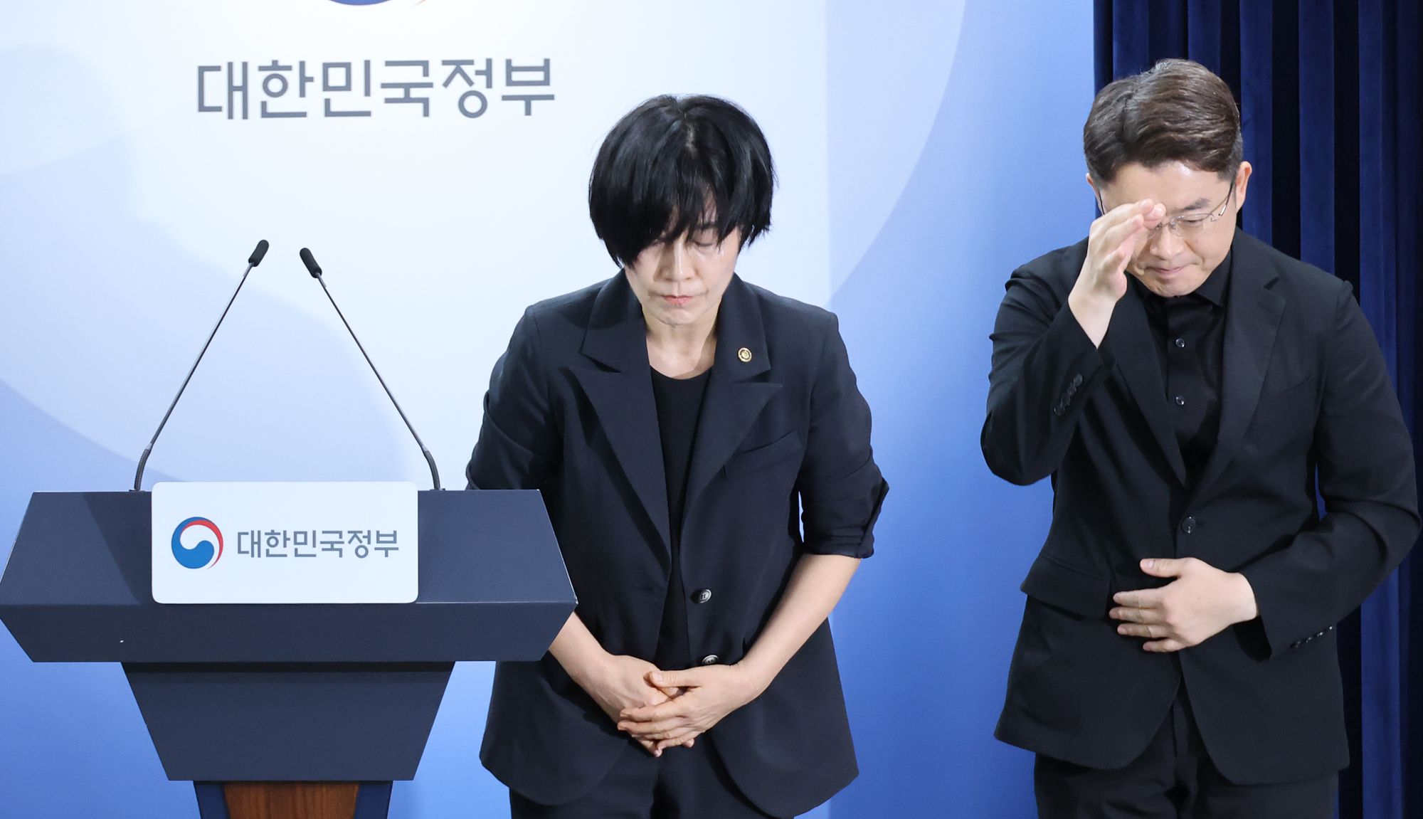 현수엽 보건복지부 1차관이 2일 서울 종로구 정부서울청사에서 열린 아동학대 예방 및 대응 보완 대책 발표에 앞서 천안 아동학대 사망사건에 대해 사과하고 있다. 연합뉴스