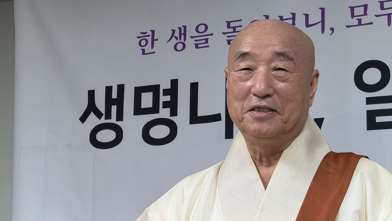 일면 스님은 담당 의사로부터 '시한부 2개월'을 선고 받았다. 가지고 있던 책 7000여 권을 모두 기증하고, 삶을 정리하고 있었다. 그러다가 기적적으로 장기 기증자를 만났다. 백성호 기자