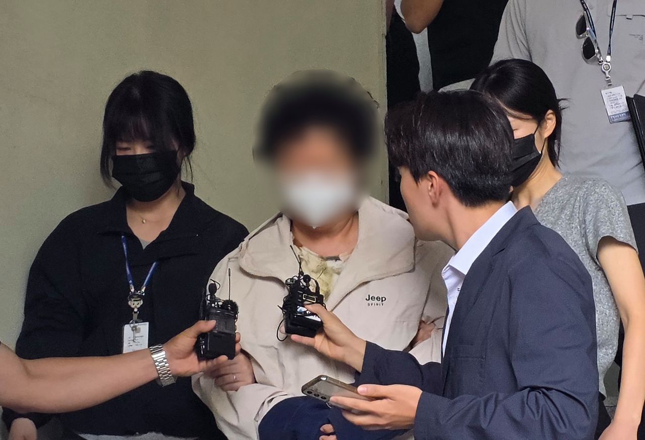  11세 아동을 학대해 숨지게 한 혐의(아동학대치사)를 받고 있는 천안의 한 교회 목사 A 씨(62·여)가 14일 충청남도 천안시 동남구 천안동남경찰서 유치장에서 검찰로 송치되고 있다. 뉴스1
