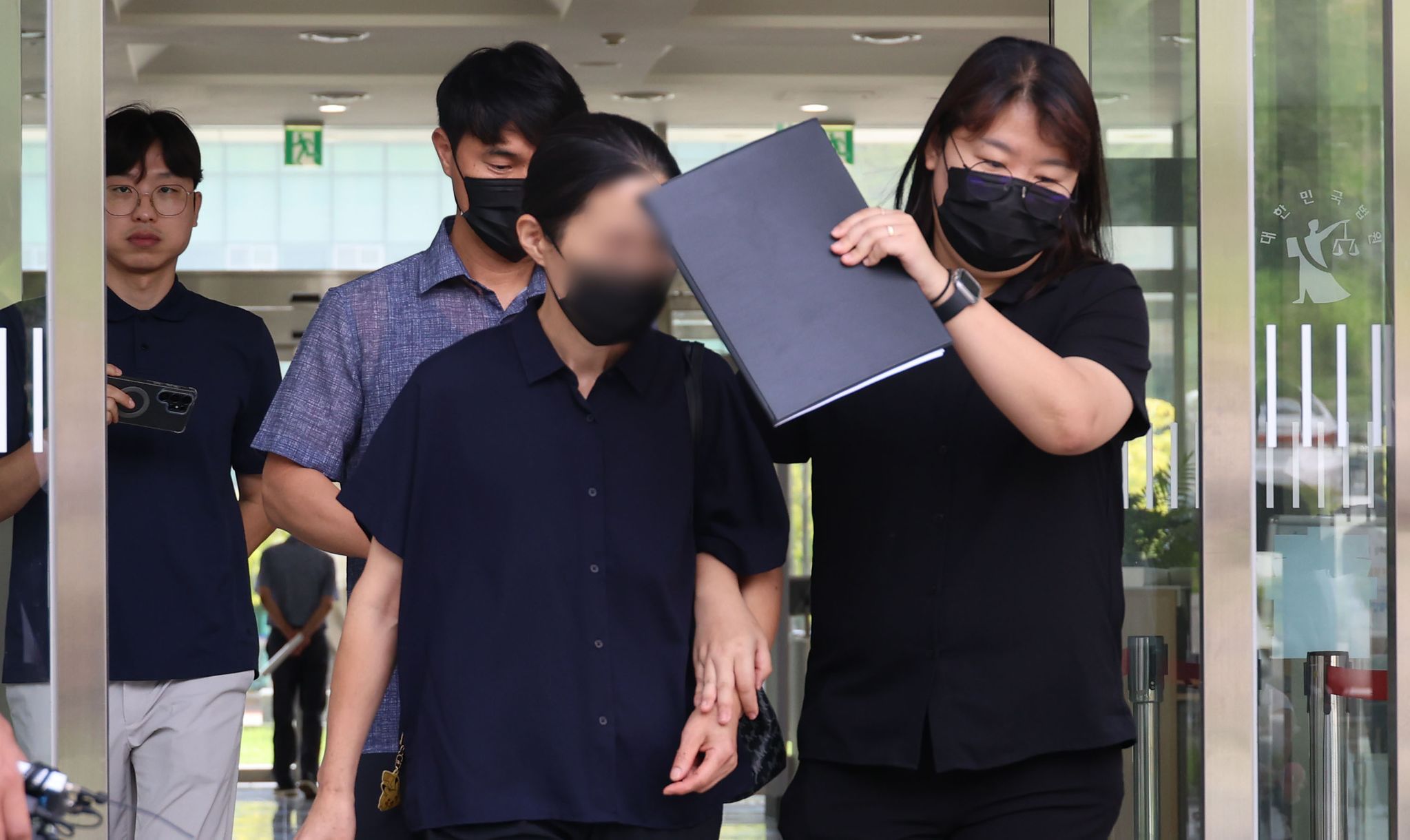 충남 천안의 한 교회에서 생활하던 11세 외손자를 학대해 숨지게 한 혐의(아동학대치사)를 받는 외조모가 지난달 11일 구속 전 피의자 심문(영장실질심사)을 받기 위해 대전지법 천안지원으로 들어서고 있다. 연합뉴스