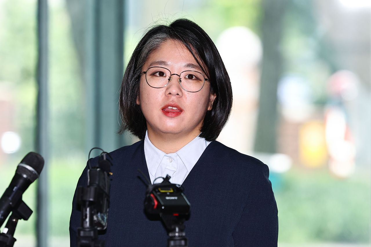 용혜인 성평등가족부 장관 후보자가 2일 서울 서대문구 한국청소년활동진흥원에 마련된 인사청문 준비 사무실로 첫 출근하며 취재진 질문에 답변하고 있다. 김종호 기자