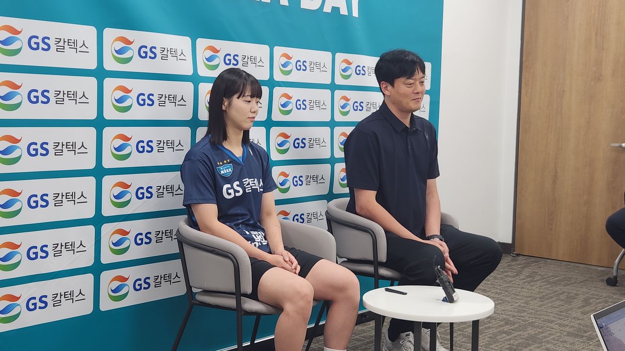 1일 가평 GS칼텍스 청평체육관에서 열린 미디어데이에 참석한 이영택 감독(오른쪽)과 주장 유서연. 가평=김효경 기자
