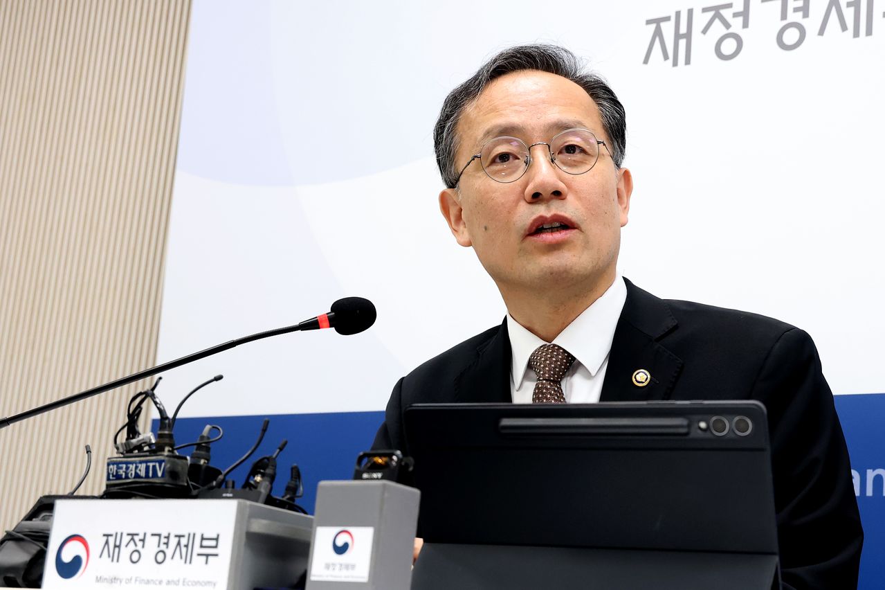 이형일 부총리 겸 재정경제부 장관 후보자가 2일 세종시 정부세종청사 재정경제부 기자실에서 열린 감담회에 참석하여 취재진의 질문에 답하고 있다. ]뉴스1