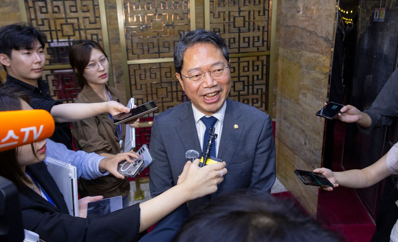김승원 법무부 장관 후보자가 1일 국회에서 열린 제439회 정기국회 개회식에 참석한 뒤 취재진 질문에 답하고 있다. 연합뉴스