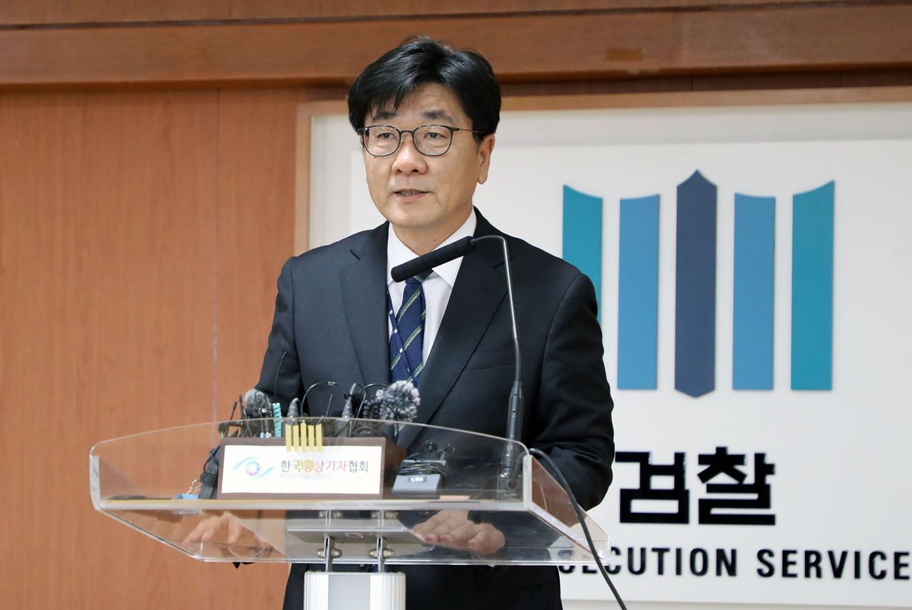 신태훈 광주지검 차장검사가 2일 오후 광주지검 중회의실에서 박성주 전 국가수사본부장 등 국수본 관계자 4명을 불구속 기소하고 관련 브리핑을 하고 있다. 뉴스1