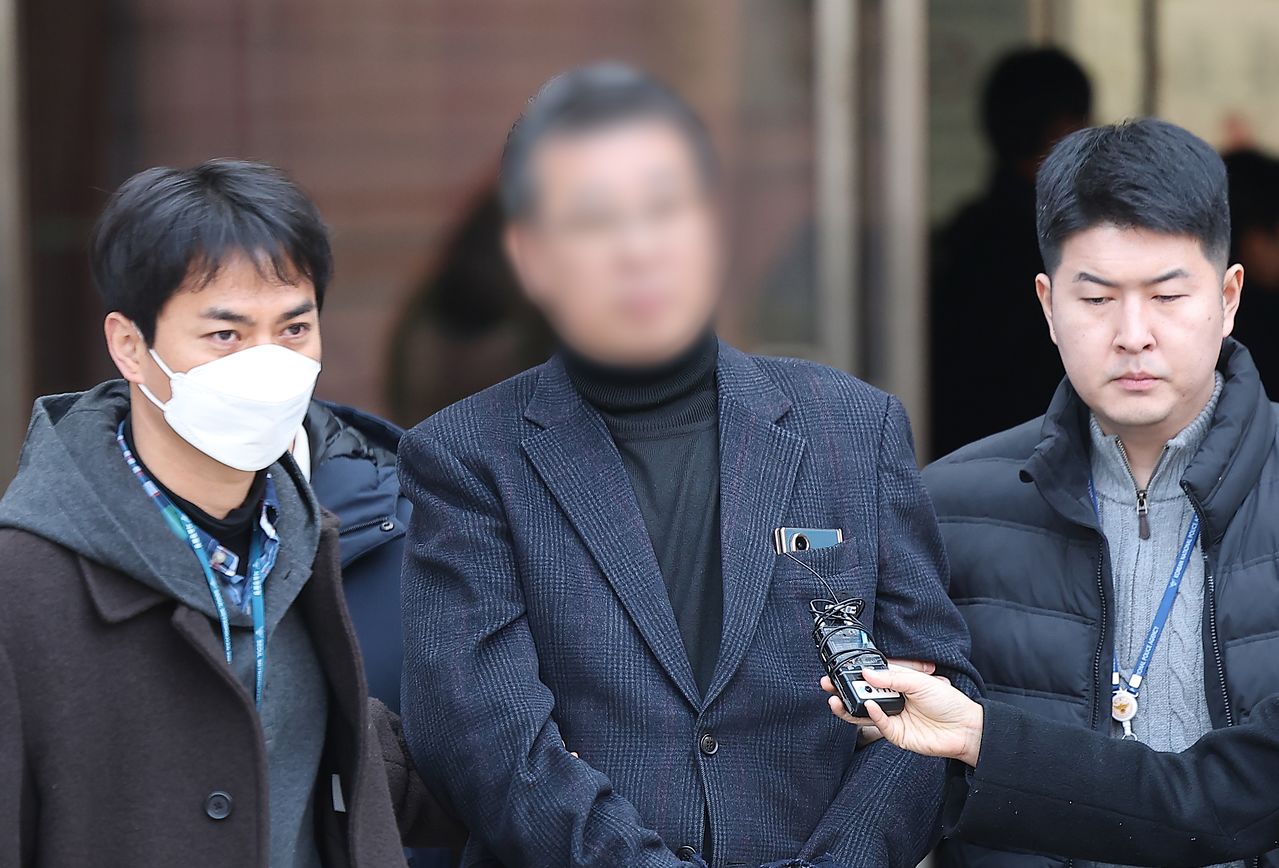 생활지도 등을 빌미로 여성 장애인들과 강제 성관계를 맺거나 유사 성행위를 강요한 혐의 등(성폭력처벌법상 장애인피보호자 간음 등·장애인복지법상 폭행)을 받는 중증장애인 거주시설 색동원 시설장 김모씨가 구속 전 피의자 심문(영장실질심사)를 마치고 지난 2월 19일 서울 서초구 서울중앙지방법원을 나서고 있다. 연합뉴스