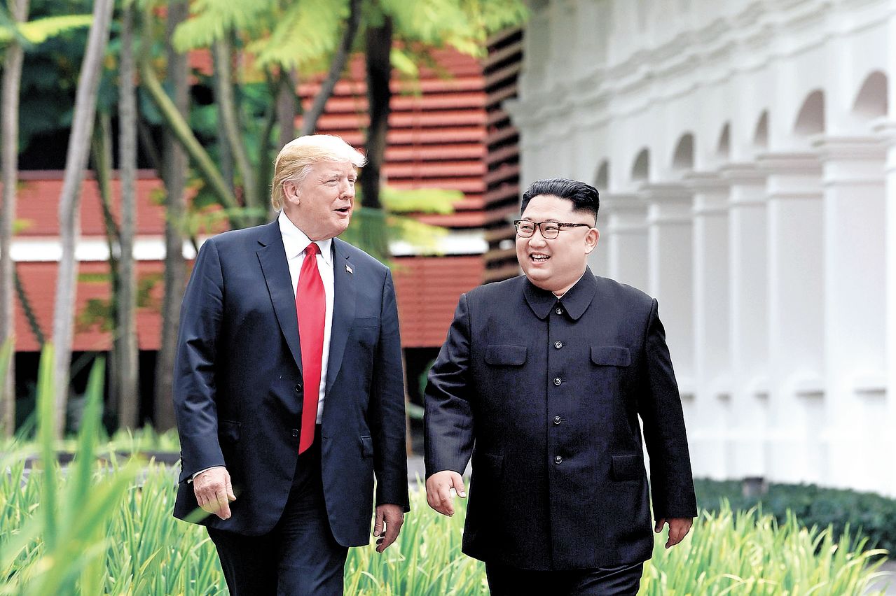 2018년 6월 12일 싱가포르에서 열린 북미 정상회담에서 김정은 북한 국무위원장(오른쪽)과 도널드 트럼프 미국 대통령이 회담장인 카펠라 호텔 주변을 산책하고 있다. AFP=연합뉴스