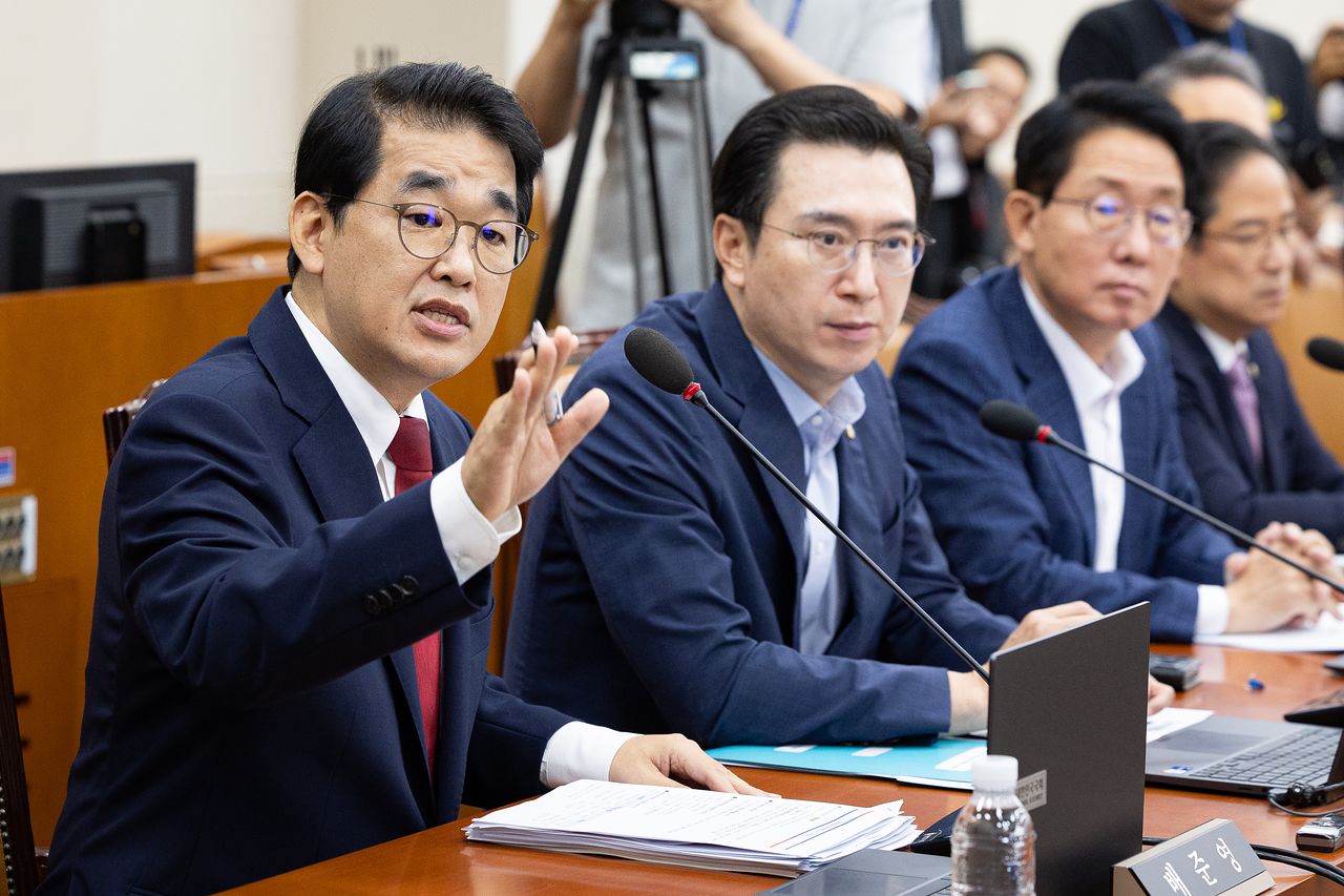 국회 재정경제기획위원회 배준영 국민의힘 간사가 지난달 20일 서울 여의도 국회에서 열린 제438회 국회(임시회) 재정경제기획위원회 제1차 전체회의에서 조승래 위원장의 의사진행에 항의하고 있다. 뉴스1