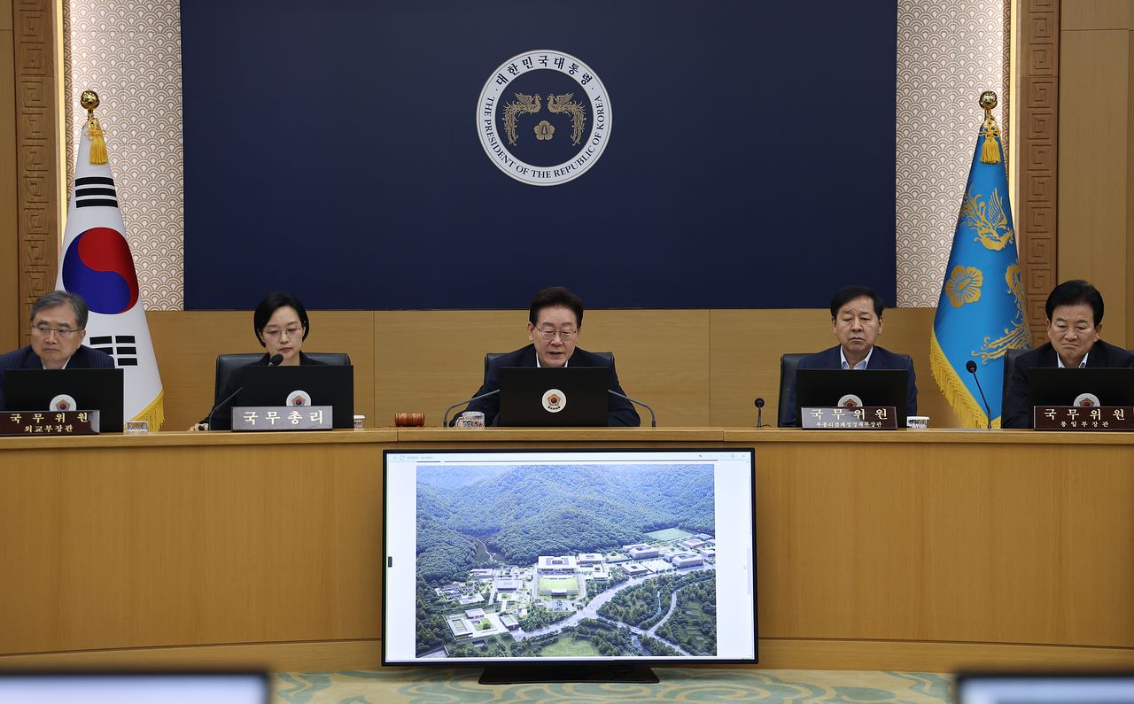 이재명 대통령이 지난달 11일 정부세종청사에서 열린 국무회의에서 강주엽 행복청장의 보고 때 대통령 세종 집무실 조감도를 보고 있다. 연합뉴스